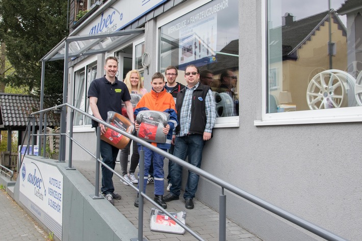 FW-OE: Aubec CarParts spendet 20 Auto-Sitzerhöhungen für die Jugendfeuerwehr Lennestadt