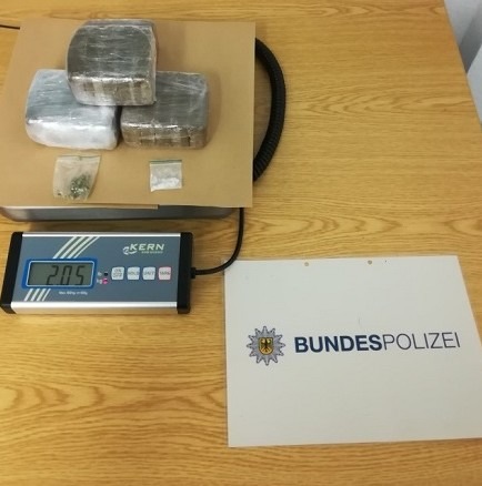BPOL NRW: Fahndungserfolg der Bundespolizei; Duo aus Dänemark und Irak mit zwei Kilogramm Haschisch im Kofferraum auf der A 52 bei Mönchengladbach festgenommen