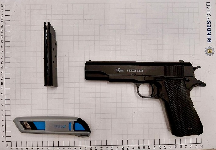 BPOL NRW: Hauptbahnhof Hamm - Bundespolizei stellt Softairwaffe und Cuttermesser bei 15-Jährigen sicher