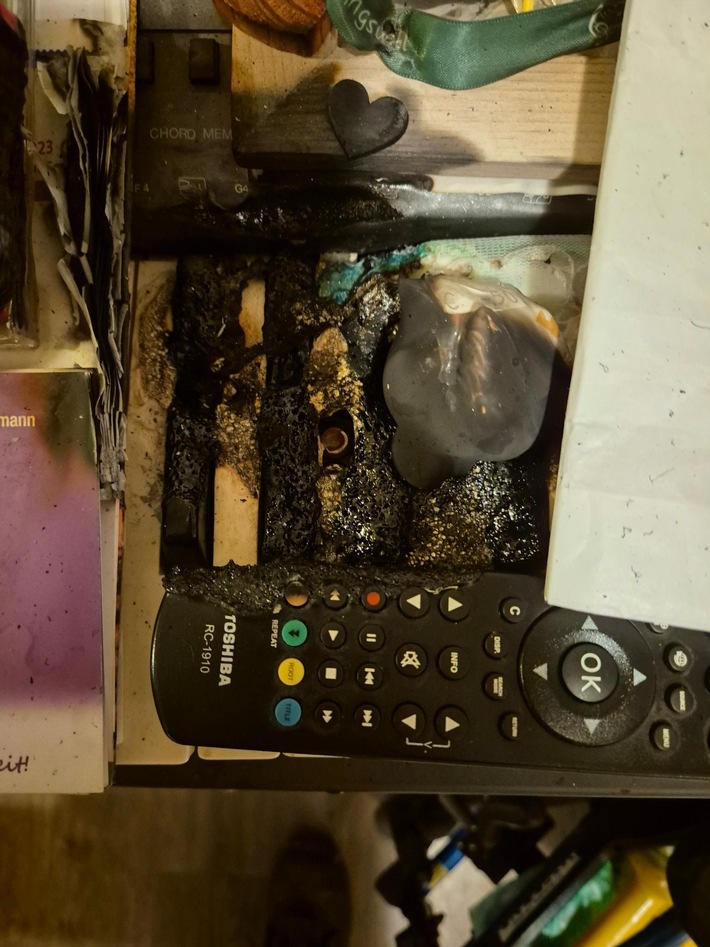 FW Datteln: Kerze löst Brand in Wohnung aus