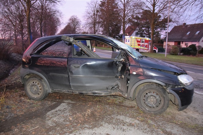 POL-HF: Autofahrer prallt gegen Baum- Überfrierende Nässe als Ursache
