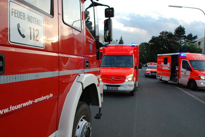 FW-AR: Großaufgebot der Feuerwehr zu Wohnungsbrand gerufen:
Bewohner können Küchenbrand im 4. Obergeschoss selber löschen