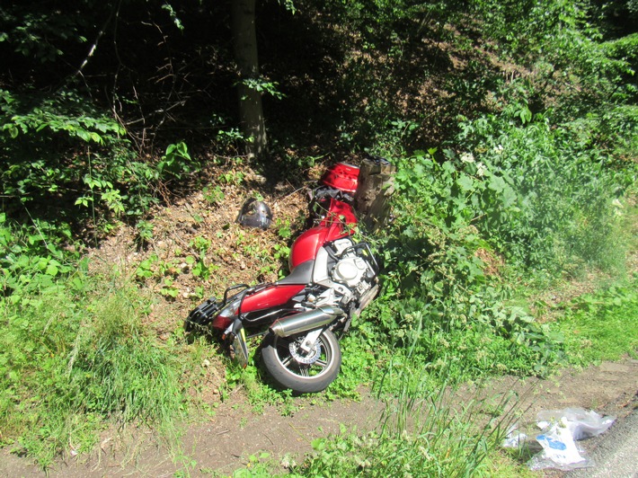 POL-ME: Nach Zusammenstoß mit Fußgänger - Motorradfahrer schwer verletzt - Velbert - 2106069