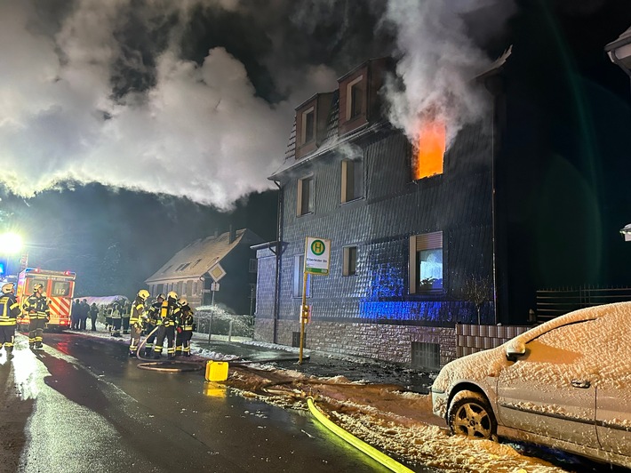 FW-EN: Wohnungsbrand mit mehreren Verletzten - Feuerwehr rettet 10 Personen (Erstmeldung)