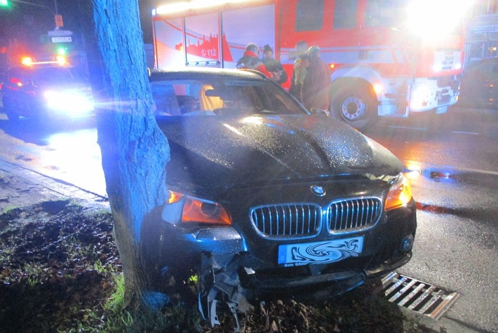 POL-RBK: Bergisch Gladbach - Vom Handy abgelenkt: Pkw fährt vor einen Baum