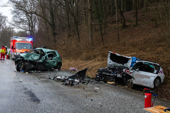 FW-PLÖ: Ein Mann stirbt auf der B 430 nach einem Verkehrsunfall. Zwei weitere Personen, darunter ein sechsjähriges Kind werden lebensgefährlich verletzt.