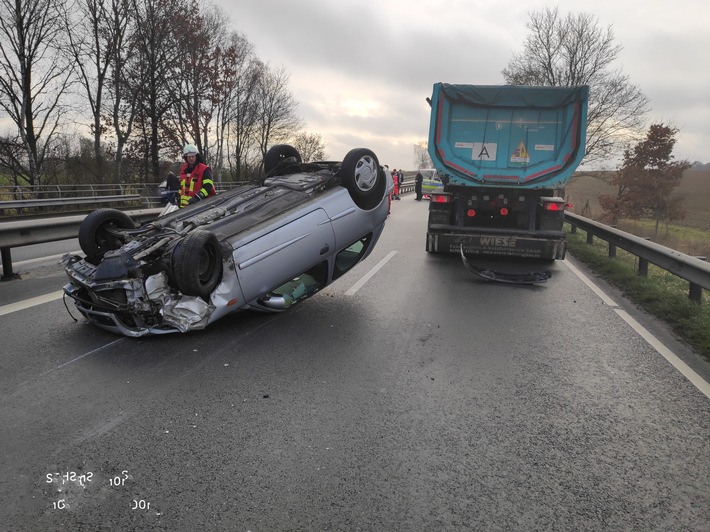 POL-LG: ++ Pkw überschlägt sich - Bundesstraße 4 voll gesperrt ++ Diesel-/ Kraftstoffdieb(e) auf frischer Tat ertappt - Festnahme ++ 15.000 Euro Sachschaden nach Kollision ++ "durstiger Ladendieb" ++