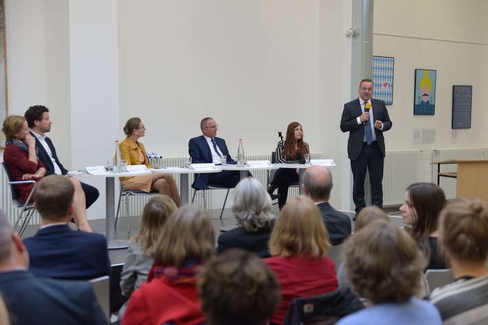 ZPD: "Frauen sind keine Männer!" 
Ausstellungseröffnung von Frauen in der Polizei Niedersachsen