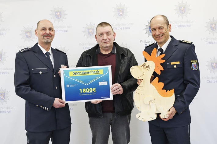 POL-OH: Spendenübergabe - Polizeipräsidium Osthessen unterstützt Verein "Kleine Helden"