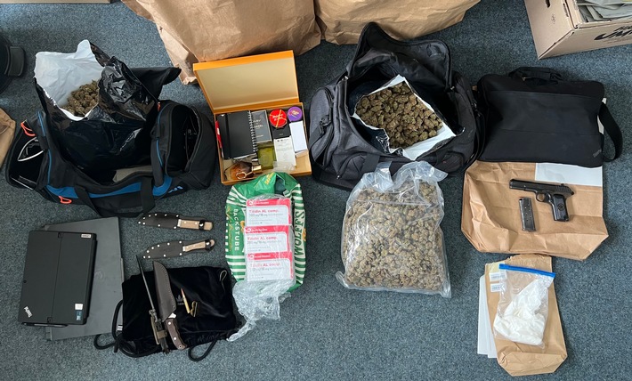 Schwerpunktkontrollen in Kölner Innenstadt und im Rechtsrheinischen - Festnahme in Holweide und Verfolgungsfahrt in Höhenhaus 2 Bild 1