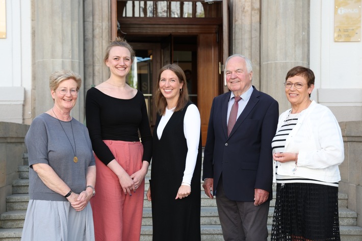 Absolventin der Uni Osnabrück erhält Wissenschaftspreis der OLB-Stiftung