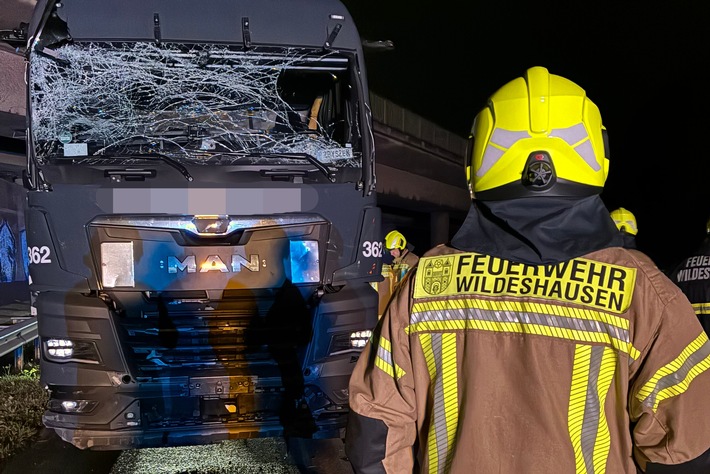 FW-OLL: Unfall auf der A1: Feuerwehr Wildeshausen stoppt massiven Kraftstoffaustritt