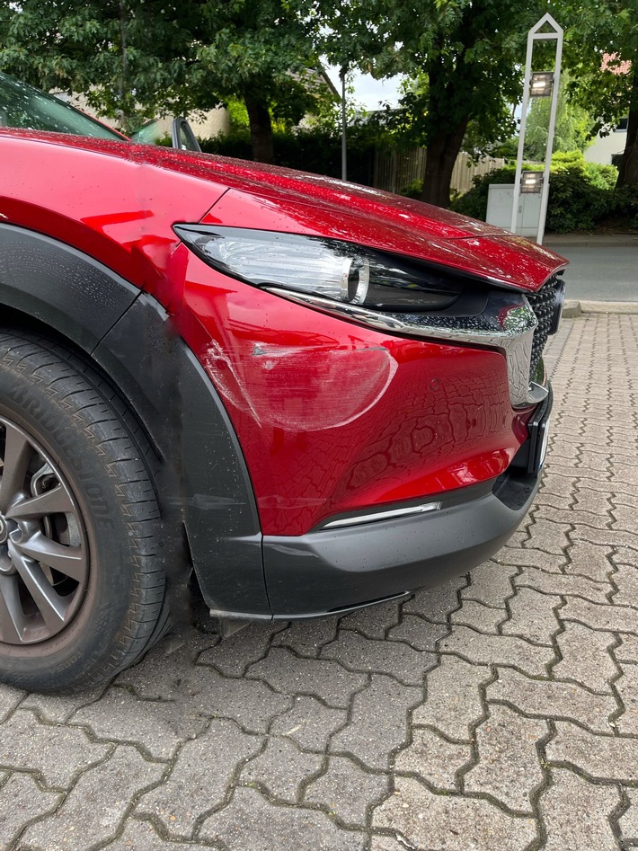 POL-MI: Mazda bei Unfallflucht auf Parkplatz beschädigt