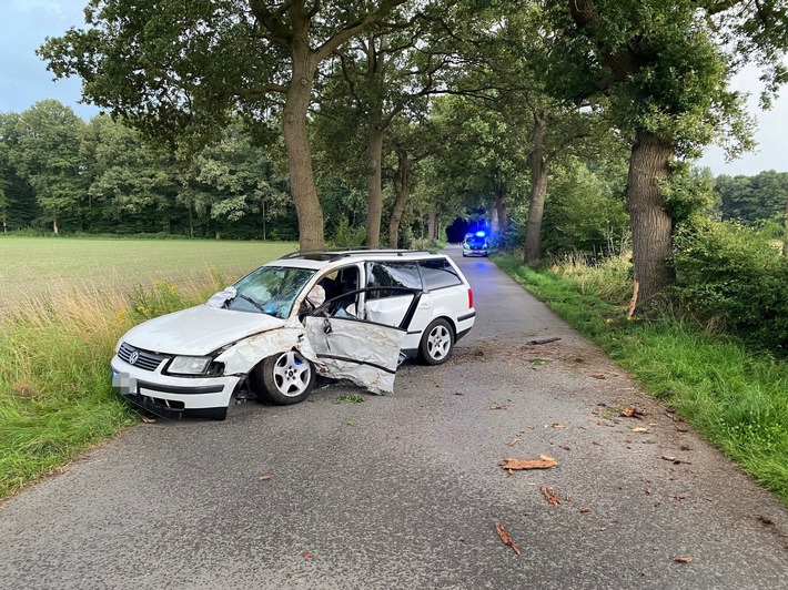 POL-COE: Coesfeld, Sirksfeld/Auto prallt gegen Baum