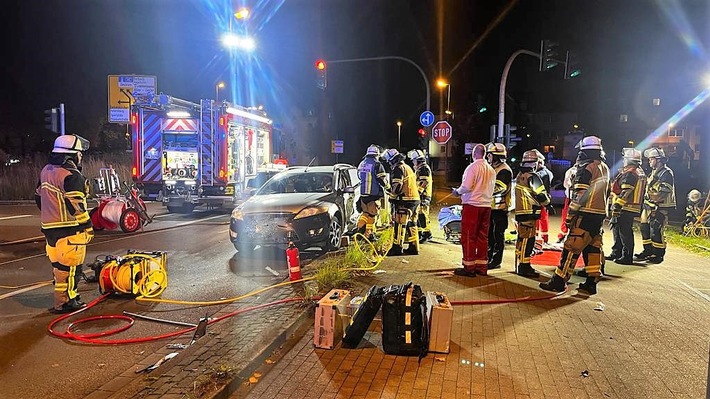 FW-E: Schwerer Verkehrsunfall mit einer eingeschlossenen Person - technische Rettung notwendig