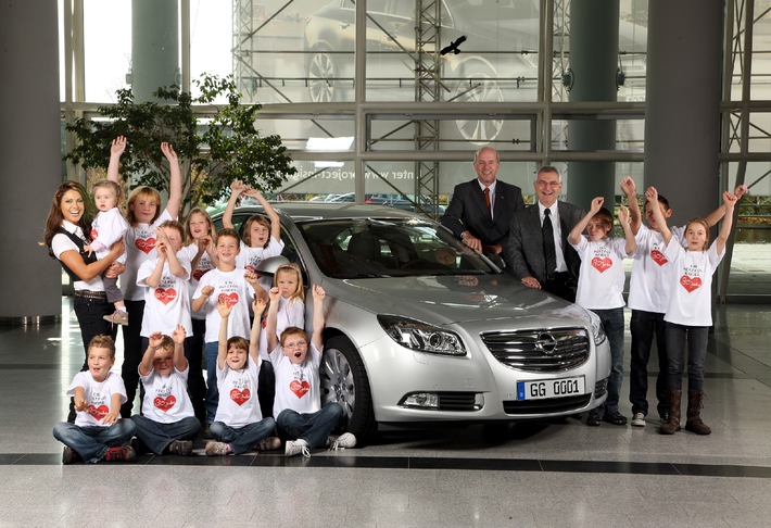 Ein Herz für Kinder: Opel versteigert Insignia-Erstausgabe