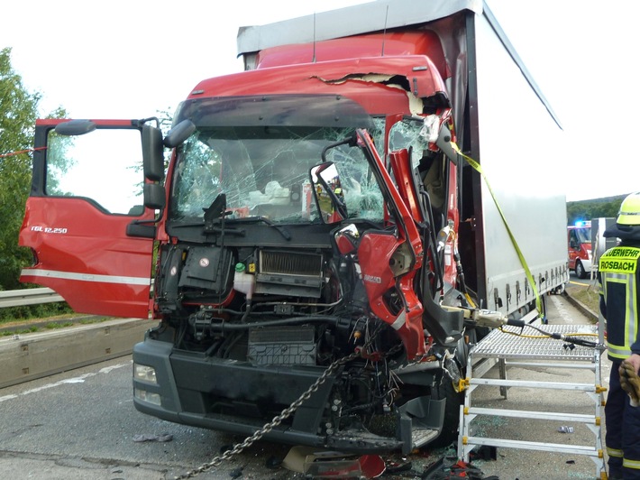 POL-WE: A5: Aufgefahren und eingeklemmt - LKW-Unfall bei Ober-Mörlen