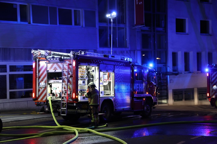 FW-E: Mehrere Mülltonnenbrände in den frühen Morgenstunden im Essener Norden- Brand in Hofeinfahrt droht auf Wohnungen überzugreifen