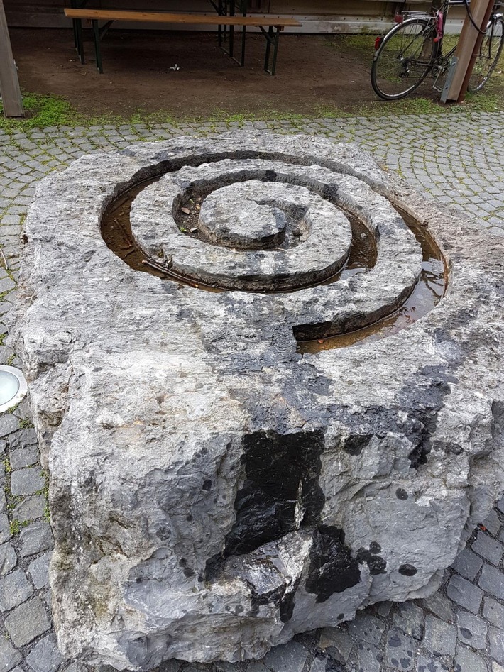 POL-BN: Zu unseren Fotos: Museums-Skulpturen in der Bonner Weststadt mit unbekannter Flüssigkeit beschädigt - Polizei fahndet nach Tatverdächtiger und bittet um Hinweise