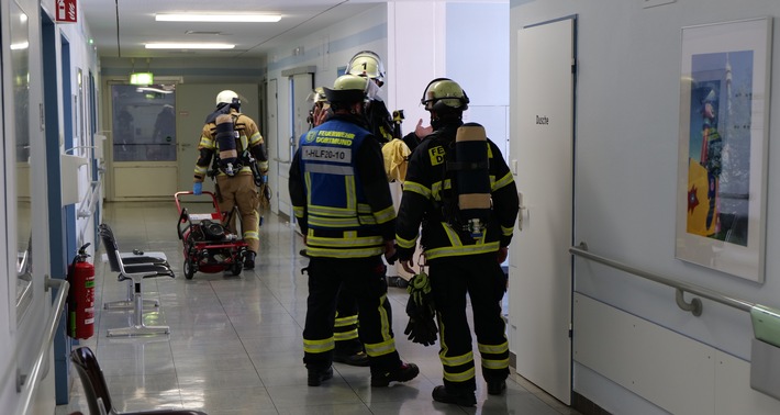 FW-DO: ABC-Einsatz im Klinikum - Defekter Kühlschrank sorgt für Stationsräumung