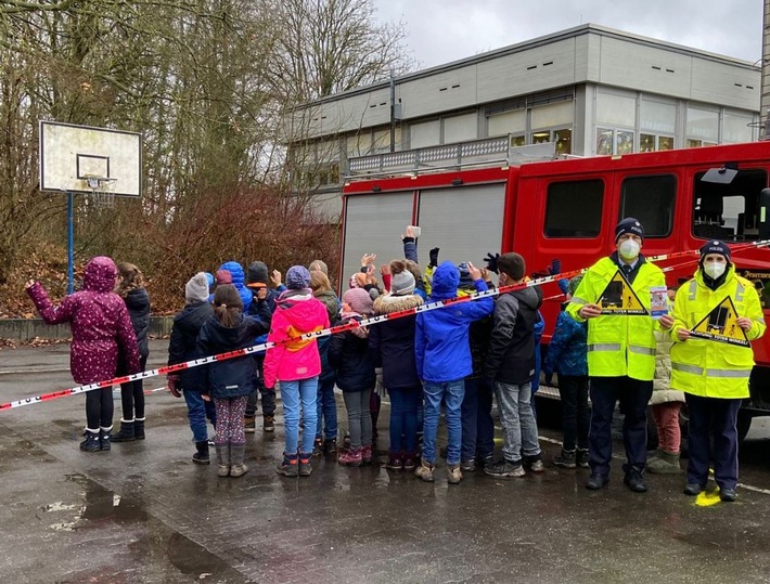 POL-REK: 220201-2: Verkehrssicherheitsberater trainieren mit Brühler Grundschülern