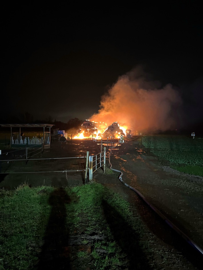 POL-DU: Bergheim: Heuballenlager in Vollbrand - Kripo sucht Zeugen