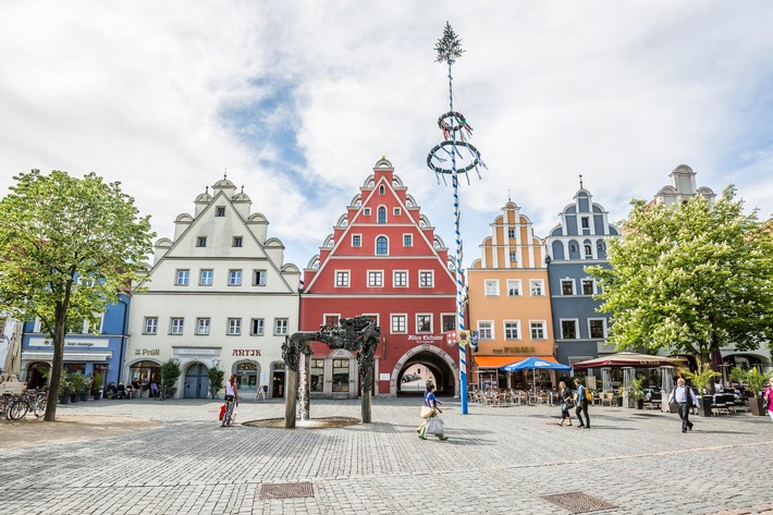 Farbenfrohe Renaissance-Giebelhäuser umrahmen Weidens historische Altstadt_Foto Thomas Kujat.jpg