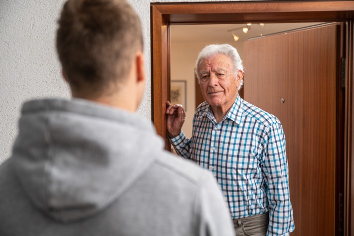 POL-ME: 67-Jähriger durch Trickbetrüger bestohlen - Erkrath - 2408061