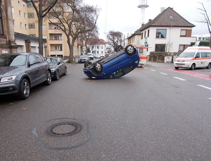 POL-PDLD: 19.12.2018, 13.20 Uhr
PKW landet auf Dach