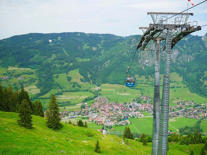 Hornbahn Hindelang bringt Gäste zum neuen Waldseilgarten - Bergbahn läuft in den Osterferien, Saisonstart am 27. April