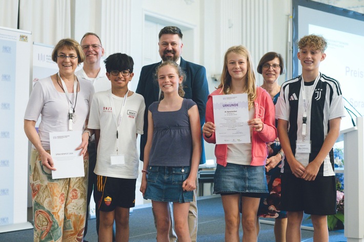 Bremer Jugendliche gewinnen mit „The Dangers of Smartphones“ das Sprachenfest des Bundeswettbewerbs Fremdsprachen 2026