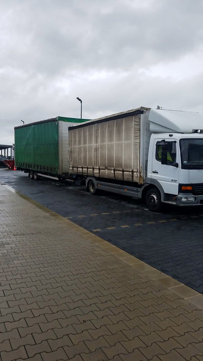 POL-WE: Weiterfahrt verboten - LKW-Gespann mit Mängeln unterwegs auf der A5