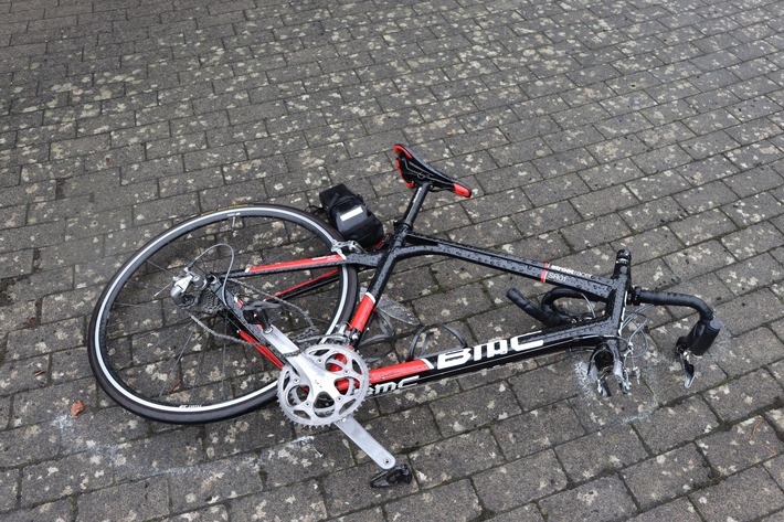 POL-HF: Auto stößt mit Rennrad zusammen - 49-Jähriger schwer verletzt