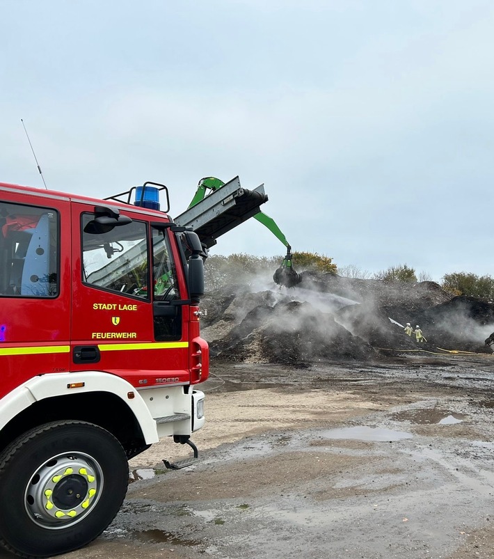 FW Lage: Feuer 2 / Brennt im Holzhaufen - 09.11.24 - 11:01 Uhr