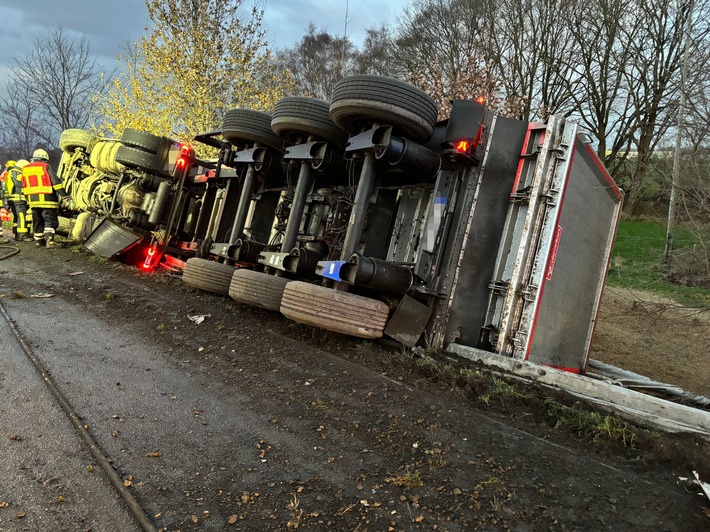 POL-DEL: Autobahnpolizei Ahlhorn: BILDMATERIAL zu Sattelzug kommt im Bereich der Gemeinde Hatten von der Autobahn 28 ab