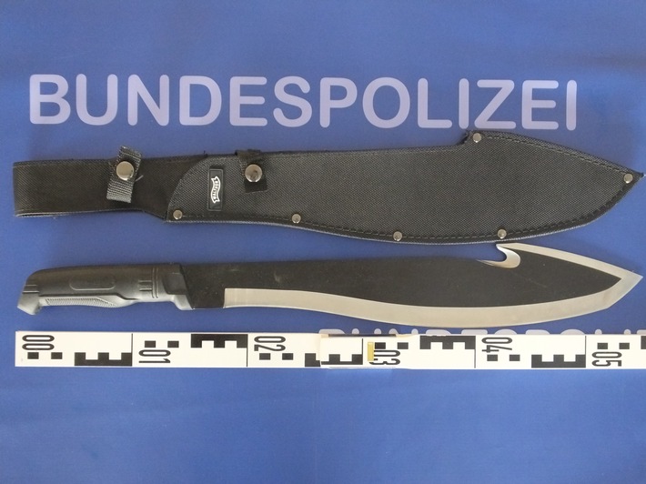 BPOL NRW: Bundespolizei stellt 50cm lange Machete sicher