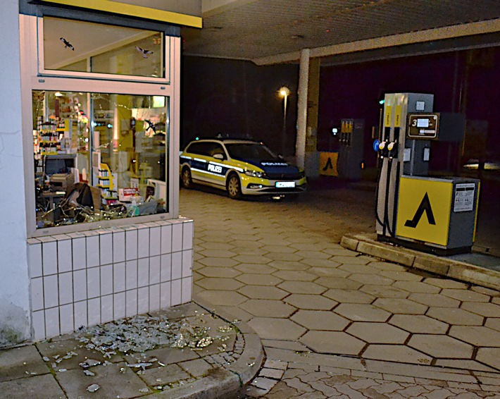 POL-HM: Nächtlicher Einbruch in Tankstelle - Zusammenhang mit Fahrzeugdiebstahl in Hachmühlen (Zeugenaufruf)