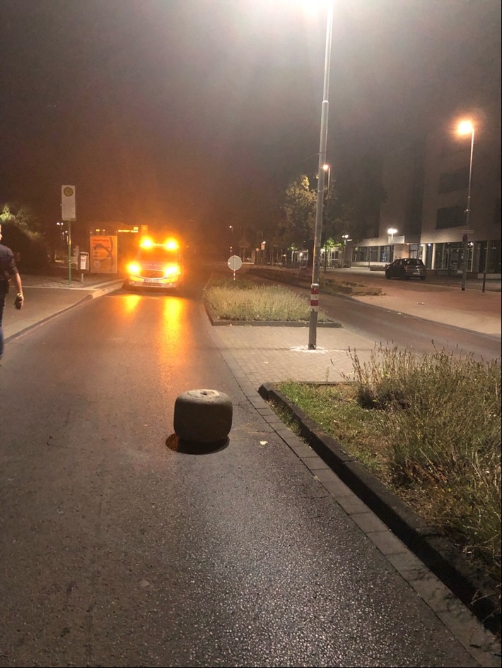 POL-ME: Gefährlicher Eingriff in den Straßenverkehr: Größerer Stein auf Straße gerollt - Monheim am Rhein - 2209035