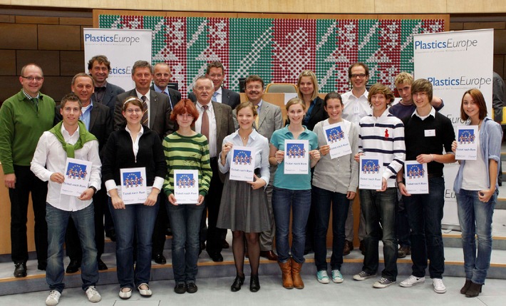 Jugendliche diskutierten über Kunststoff und Klimaschutz: Im NRW-Landtag wurden Fahrkarten nach Rom gelöst (mit Bild)