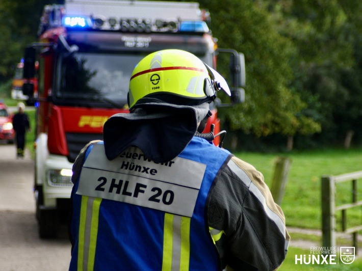 FW Hünxe: Feuerwehr löscht Lagerfeuer im Wald