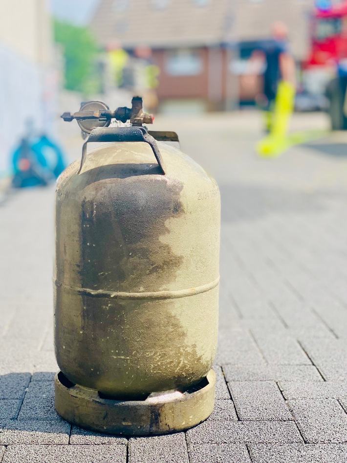 FW-MK: Brennende Propangasflasche in Sümmern