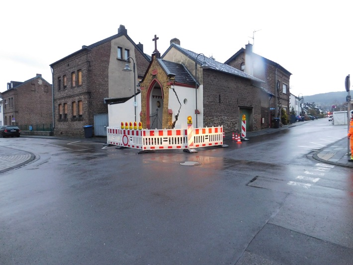 POL-PDMY: Kapelle bei Verkehrsunfall schwer beschädigt