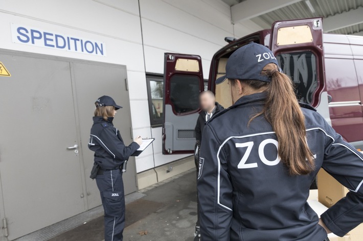 HZA-OS: Zoll nimmt Paketdienstleister ins Visier; Bundesweite Schwerpunkprüfung gegen Schwarzarbeit und illegale Beschäftigung