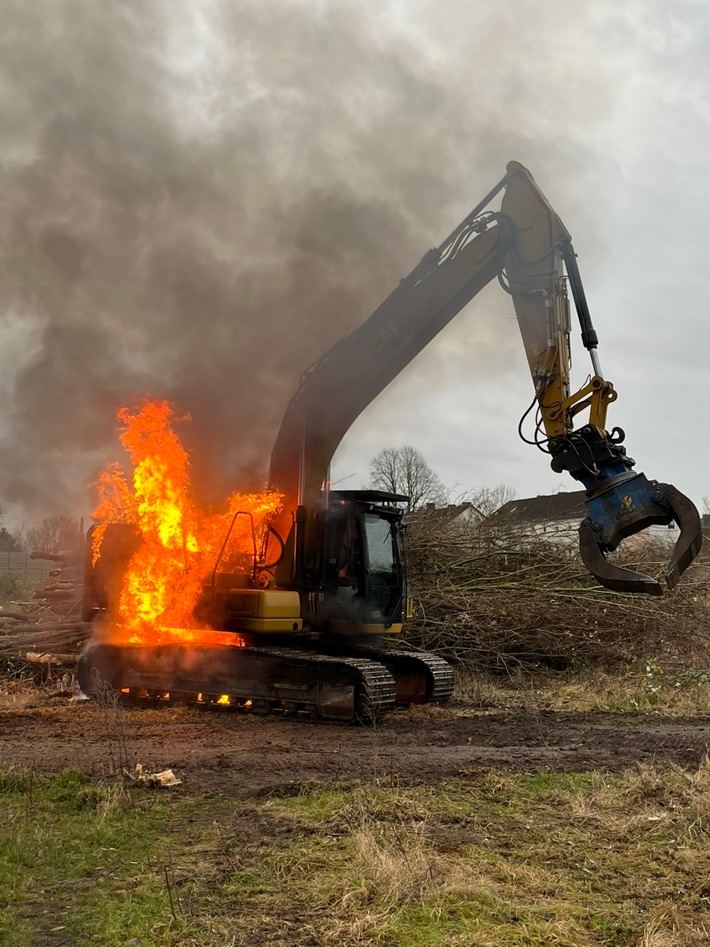 FW Bremerhaven: Bagger im Vollbrand gelöscht