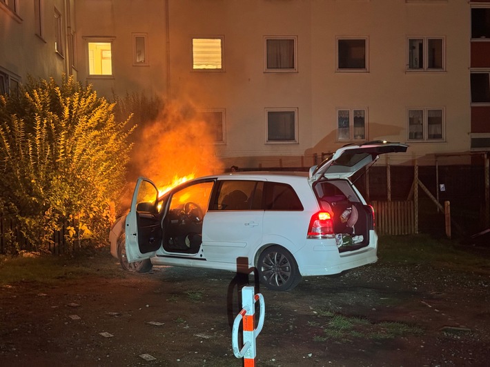 FW Bremerhaven: Brand eines Personenkraftwagens in der Grashoffstraße