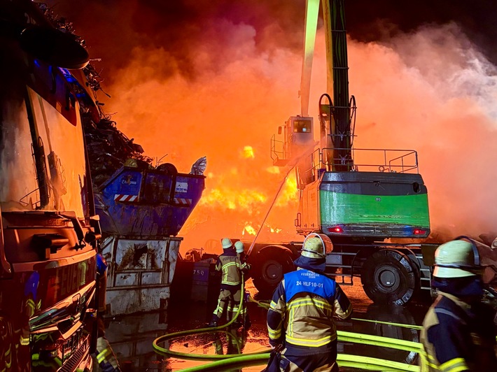 FW-E: Großbrand auf Schrottplatz - rund 140 Einsatzkräfte im Einsatz