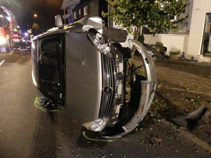 POL-GM: Auto landet auf Seite - 20-Jähriger leicht verletzt