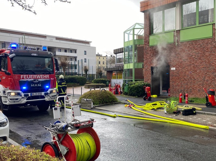 FW-MK: Großflächiger Stromausfall nach Brand einer 10-kV-Station