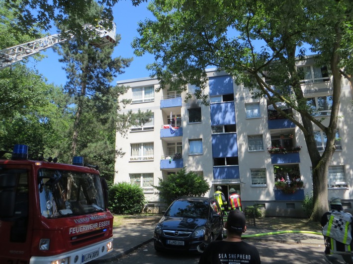 FW-E: Feuer in Küche, zwei Kinder retteten sich vor Eintreffen der Feuerwehr ins Freie