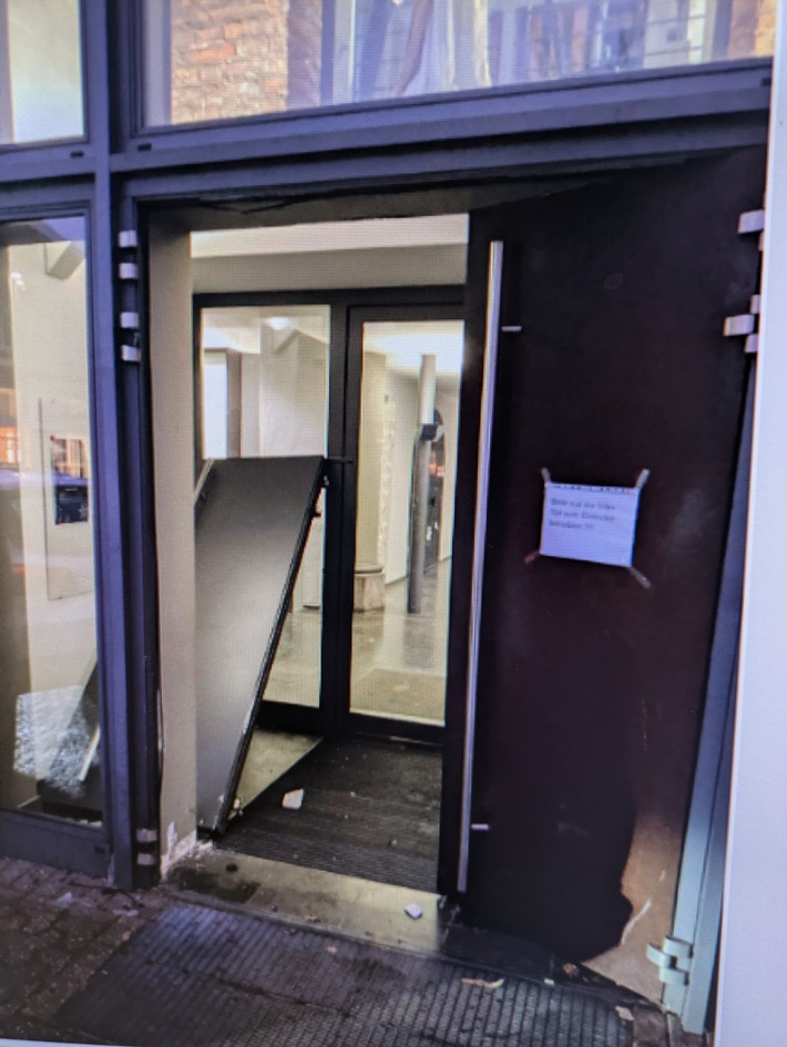 POL-MG: Auto fährt in Kirchentür